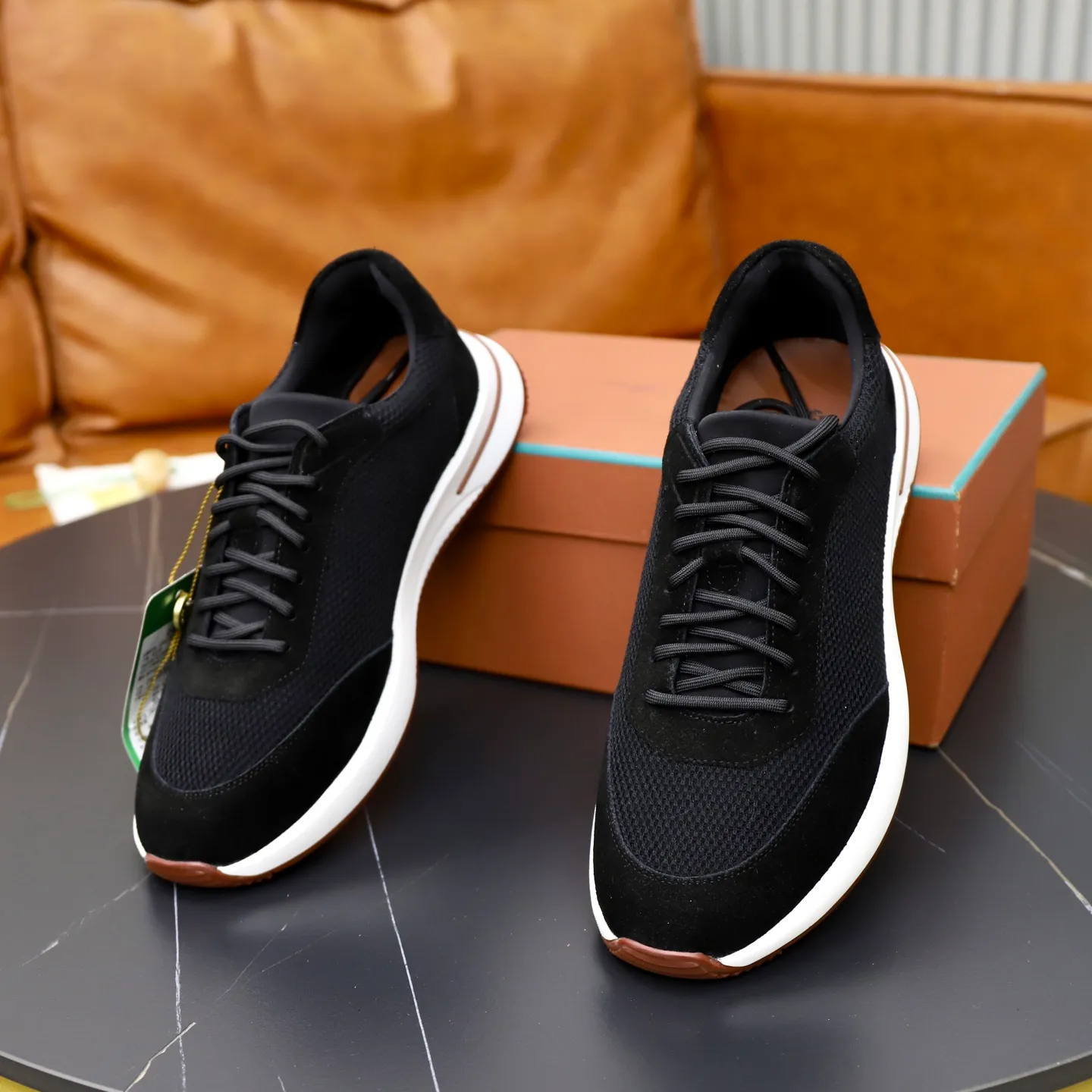 Ex-factory price: 560💰Loro Piana Tennis Walk men’s moral training sneakers! These new textured leather tennis shoes feature an ultra-low-top design for year-round wear and are water-resistant. The wrapped sole creates an effortlessly attractive color combination that harmoniously blends functionality with understated style. The ideal footwear option for urban dressing. The heel is decorated with a soft calfskin tongue with Kummel color inserts and an embossed LP logo. Cotton shoelaces. Material: Upper: Gray woven stitching with cowhide accents! Sole: Rubber lining: Cow leather original rubber sole, excellent foot comfort, complete package! Size: 38-39-40-41-42-43-44 leather shoe size (4546 can be customized)